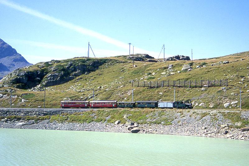 RhB EXTRAZUG 3472 von Ospizio Bernina nach St.Moritz am 26.08.2000 kurz nach Ospizio Bernina mit Triebwagen ABe 4/4I 30 - ABe 4/4I 34 - C 2012 - B 2060 - Xk 9398 - G 3/4 1. Hinweis: Die beiden Triebwagen sind inzwischen in gelb umlackiert!
