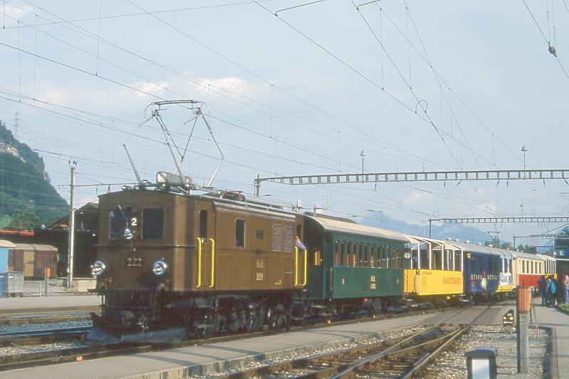 RhB Extrazug 3733 fr RHTIA INCOMING von Landquart nach Disentis am 08.09.1994 Bereitstellung in Landquart mit E-Lok Ge 2/4 222 - A 1102 - B 2096 - WRS 3821 - AS 1161 B 2091 - B 2060.
