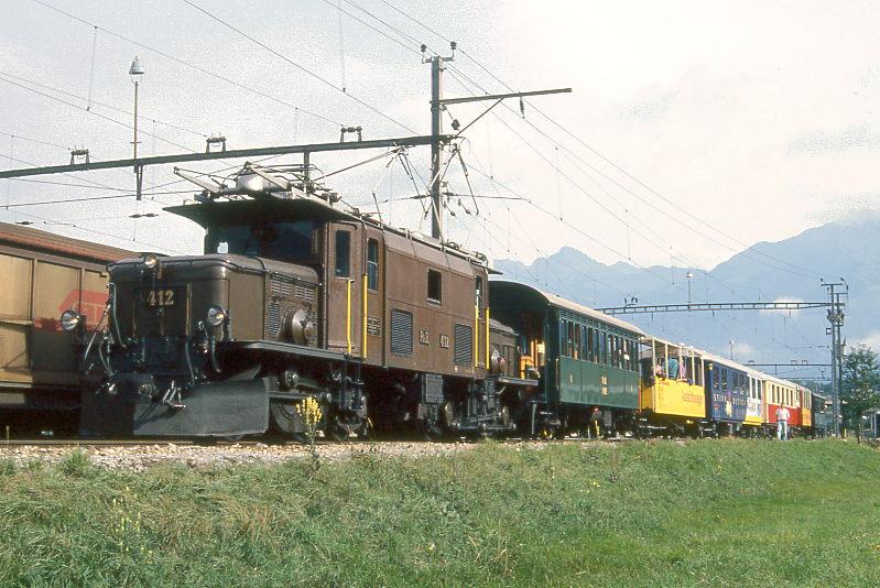 RhB Extrazug 3733 fr RHTIA INCOMING von Landquart nach Disentis am 08.09.1994 in Untervaz mit E-Lok Ge 6/6 I 412 - A 1102 - B 2096 - WRS 3821 - AS 1161 B 2091 - B 2060. Hinweis: Da der WRS 3821 wegen Berninawagen-Aussichtswagen keine Stromversorgung hatte, musste hier die Wagenreihung gendert werden. 
