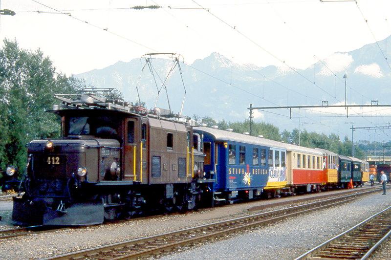 RhB Extrazug 3733 fr RHTIA INCOMING von Landquart nach Disentis am 08.09.1994 in Untervaz mit E-Lok Ge 6/6 I 412 - WRS 3821 - AS 1161 - B 2091 - B 2060 - A 1102 - B 2096. Hinweis: Der Extrazug verkehrte mit dieser Wagenreihung wegen grosser Versptung ohne Halt bis Disentis. Fr Reiseteilnehmer bestand keine weitere Fotomglichkeit, da die Zugkompo in Disentis schnellstens umrangiert wurde und die Bernina-Aussichtswagen in einen weiteren Extrazug bis Realp verkehrten.
