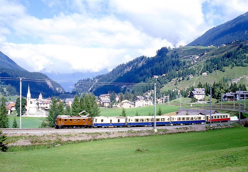 RhB Extrazug ALPIN-CLASSIC-PULLMAN-EXPRESS fr GRAUBNDEN TOURS 3527 von Chur nach Pontresina am 28.08.1998 oberhalb Bergn mit Oldtimer-E-Lok Ge 4/6 353 - D 4062 - As 1143 - As 1144 - As 1141. Hinweis: 1. Einsatz der 353 im Jahre 1998, 1141 noch in creme/weinrot! 
