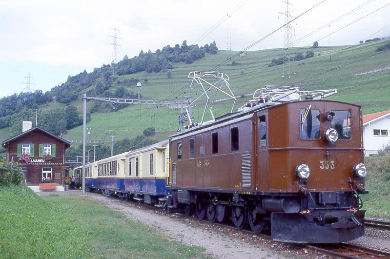 RhB Extrazug ALPIN-CLASSIC-PULLMAN-EXPRESS fr GRAUBNDEN TOURS 3527 von Chur nach Pontresina am 28.08.1998 in Alvaneu mit Oldtimer-E-Lok Ge 4/6 353 - D 4062 - As 1143 - As 1144 - As 1141. Hinweis: 1. Einsatz der 353 im Jahre 1998, 1141 noch in creme/weinrot! 

