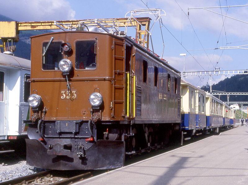 RhB Extrazug ALPIN-CLASSIC-PULLMAN-EXPRESS fr GRAUBNDEN TOURS 3527 von Chur nach Pontresina am 28.08.1998 in Tiefencastel mit Oldtimer-E-Lok Ge 4/6 353 - D 4062 - As 1143 - As 1144 - As 1141. Hinweis: 1. Einsatz der 353 im Jahre 1998, 1141 noch in creme/weinrot! 
