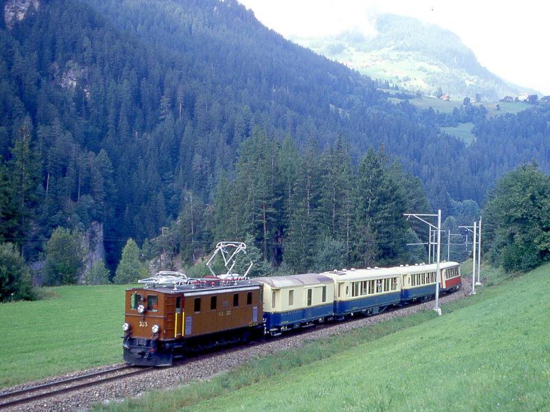 RhB Extrazug ALPIN-CLASSIC-PULLMAN-EXPRESS fr GRAUBNDEN TOURS 3527 von Chur nach Pontresina am 28.08.1998 kurz nach Solis mit Oldtimer-E-Lok Ge 4/6 353 - D 4062 - As 1143 - As 1144 - As 1141. Hinweis: 1. Einsatz der 353 im Jahre 1998, 1141 noch in creme/weinrot! 
