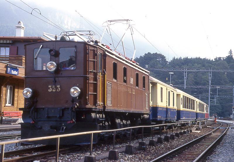 RhB Extrazug ALPIN-CLASSIC-PULLMAN-EXPRESS fr GRAUBNDEN TOURS 3527 von Chur nach Pontresina am 28.08.1998 in Reichenau mit Oldtimer-E-Lok Ge 4/6 353 - D 4062 - As 1143 - As 1144 - As 1141. Hinweis: 1. Einsatz der 353 im Jahre 1998, 1141 noch in creme/weinrot! 