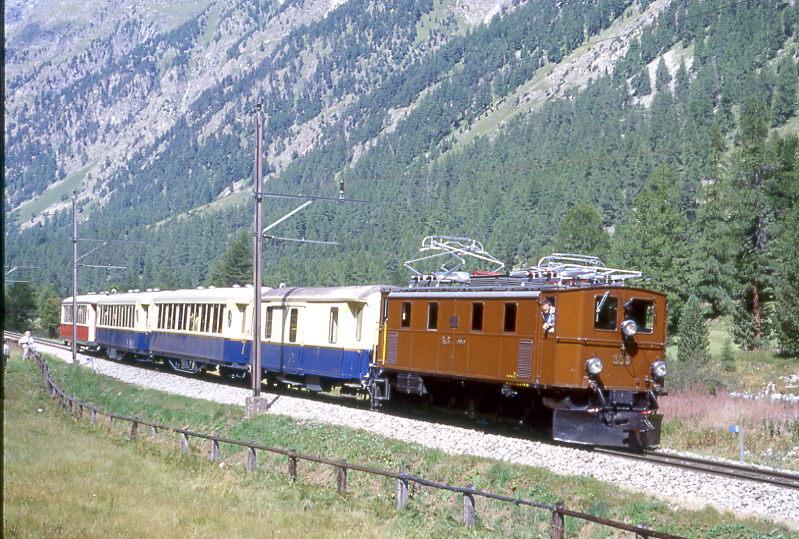 RhB Extrazug ALPIN-CLASSIC-PULLMAN-EXPRESS fr GRAUBNDEN TOURS 3527 von Chur nach Pontresina am 28.08.1998 im Val Bever mit Oldtimer-E-Lok Ge 4/6 353 - D 4062 - As 1143 - As 1144 - As 1141. Hinweis: 1. Einsatz der 353 im Jahre 1998, 1141 noch in creme/weinrot! 
