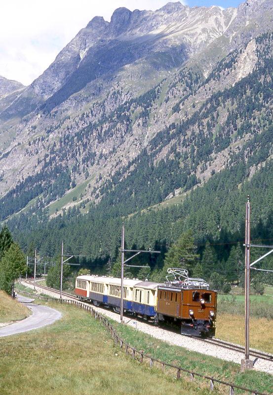 RhB Extrazug ALPIN-CLASSIC-PULLMAN-EXPRESS fr GRAUBNDEN TOURS 3527 von Chur nach Pontresina am 28.08.1998 im Val Bever mit Oldtimer-E-Lok Ge 4/6 353 - D 4062 - As 1143 - As 1144 - As 1141. Hinweis: 1. Einsatz der 353 im Jahre 1998, 1141 noch in creme/weinrot! 

