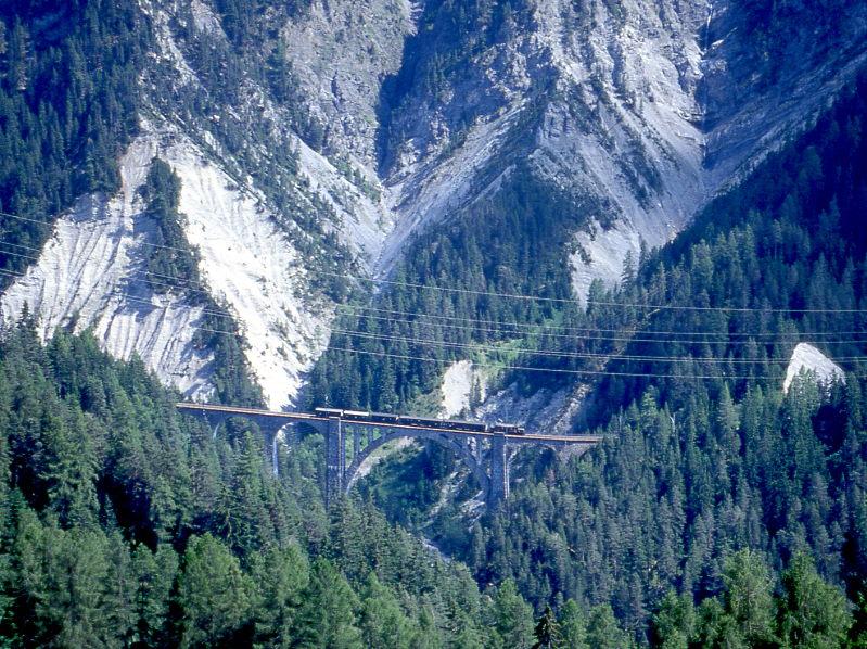 RhB Extrazug Bahnfest Filisur 3157 von Wiesen nach Filisur vom 04.07.1999 auf Wiesener Viadukt mit E-Lok Ge 6/6I 414 - B 2245 - B 2246 - B 2060 - C 2012 - D 4052II. Hinweis: 300er-Teleaufnahme von Wiesen aus. 