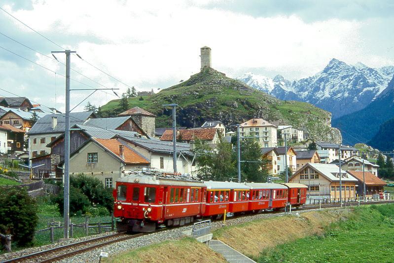 RhB EXTRAZUG FLIEGENDER RHTIER 3760 von Scuol nach Bever am 29.08.1996 kurz nach Ardez mit Triebwagen ABe 4/4 503 - A 1251 - B 2301 - D 4054. Hinweis: Diese Kompo ist ein stilreiner Leichtschnellzug der RhB aus den 40er-Jahren, um die Reisegeschwindigkeit merklich zu steigern. An elektrischen Triebfahrzeugen gab es vorher nur Stangenloks mit maximal 45 km/h. Die Triebwagenserie bestand aus 4 Fahrzeugen mit den Nummern 501 bis 504. Heute ist bei Sonderfahrten nur noch der historischen 501er zu sehen. Der abgelichtete 503er wurde 2/1998 zum Steuerwagen umgebaut und 6/1998 abgebrochen.
