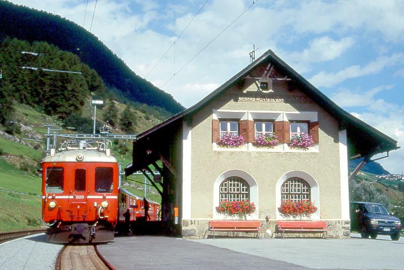 RhB EXTRAZUG FLIEGENDER RHTIER 3760 von Scuol nach Bever am 29.08.1996 in Lavin mit Triebwagen ABe 4/4 503 - A 1251 - B 2301 - D 4054. Hinweis: Blick auf das wunderschn geschckte original erhaltene Bahnhofsgebude im Engadiner Stil. Der abgelichtete 503er wurde 2/1998 zum Steuerwagen umgebaut und 6/1998 abgebrochen.
