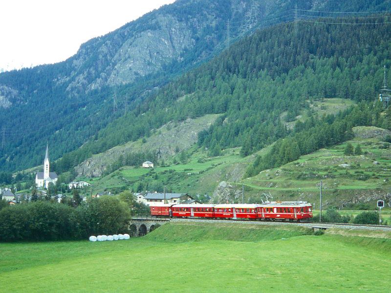 RhB EXTRAZUG FLIEGENDER RHTIER 3760 von Scuol nach Bever am 29.08.1996 kurz nach Spl-Viadukt bei Zernez mit Triebwagen ABe 4/4 503 - A 1251 - B 2301 - D 4054. Hinweis: Der abgelichtete 503er wurde 2/1998 zum Steuerwagen umgebaut und 6/1998 abgebrochen.
