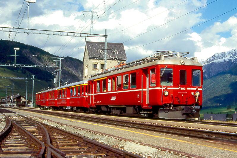 RhB EXTRAZUG FLIEGENDER RHTIER 3760 von Scuol nach Bever am 29.08.1996 Zuoz mit Triebwagen ABe 4/4 503 - A 1251 - B 2301 - D 4054. Hinweis: Der abgelichtete 503er wurde 2/1998 zum Steuerwagen umgebaut und 6/1998 abgebrochen.
