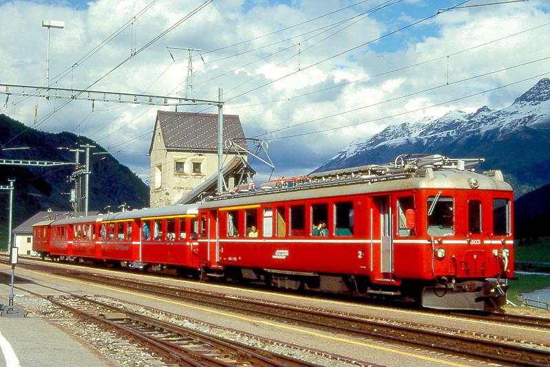 RhB EXTRAZUG FLIEGENDER RHTIER 3760 von Scuol nach Bever am 29.08.1996 Zuoz mit Triebwagen ABe 4/4 503 - A 1251 - B 2301 - D 4054. Hinweis: Der abgelichtete 503er wurde 2/1998 zum Steuerwagen umgebaut und 6/1998 abgebrochen. Man beachte den auf den Berghngen rechts oben liegenden Neuschnee, der Wanderer im Hochgebirge auch im Sommer berraschen kann.
