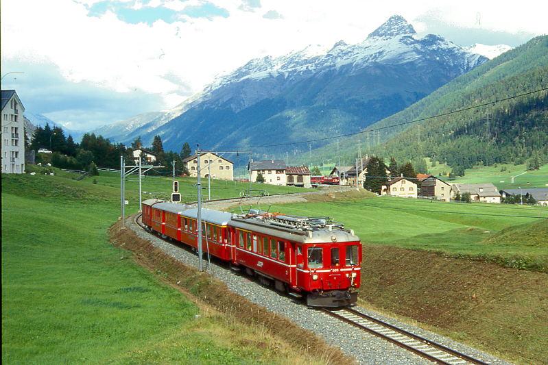 RhB EXTRAZUG FLIEGENDER RHTIER 3760 von Scuol nach Bever am 29.08.1996 Zuoz mit Triebwagen ABe 4/4 503 - A 1251 - B 2301 - D 4054. Hinweis: Der abgelichtete 503er wurde 2/1998 zum Steuerwagen umgebaut und 6/1998 abgebrochen. Man beachte auch den am Ortsausgang bereits direkt folgenden GmP, dar auf Sicht in die Blockstelle eingefahren ist.
