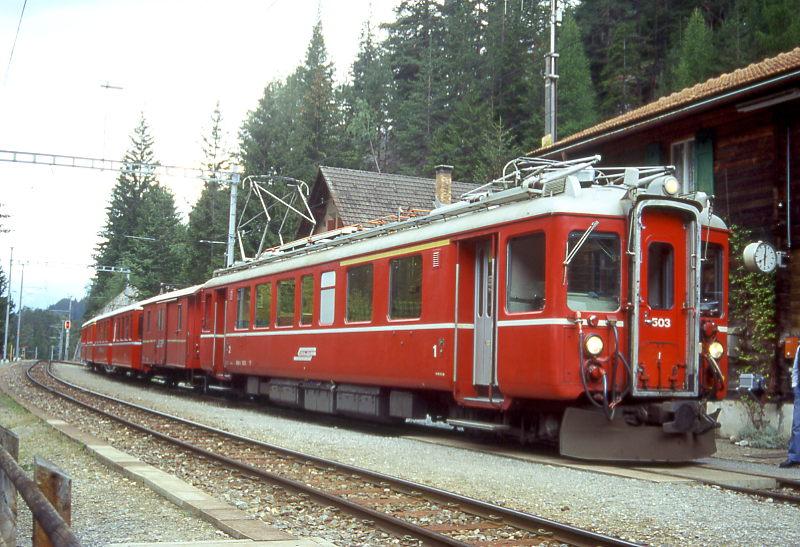 RhB Extrazug FLIEGENDER RHTIER fr RHTIA TOURS 3574 von Bever nach Davos-Platz vom 29.08.1996 in Wiesen mit Triebwagen ABe 4/4 503 - D 4054 - B 2301 - A 1252. Hinweis: Triebwagen wurde 1998 in Steuerwagen umgebaut, nach mehreren Probefahrten im Juni 1998 abgebrochen!