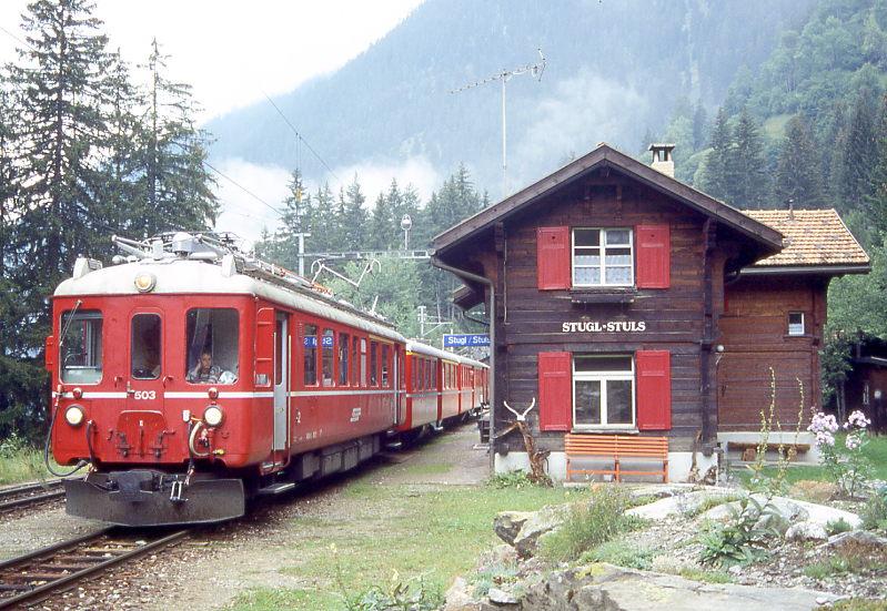 RhB Extrazug FLIEGENDER RHTIER fr RHTIA TOURS 3125 von Davos Platz nach Pontresina am 30.08.1996 in Stugl mit Triebwagen ABe 4/4 503 - A 1252 - B 2301 - D 4054. Hinweis: stilreine Fliegender Rhtier-Kompo, Triebwagen wurde im Juni 1998 verschrottet.