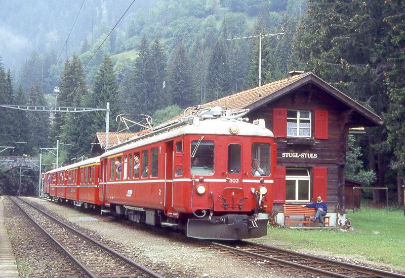 RhB Extrazug FLIEGENDER RHTIER fr RHTIA TOURS 3125 von Davos Platz nach Pontresina am 30.08.1996 in Stugl mit Triebwagen ABe 4/4 503 - A 1252 - B 2301 - D 4054. Hinweis: stilreine Fliegender Rhtier-Kompo, Triebwagen wurde im Juni 1998 verschrottet.

