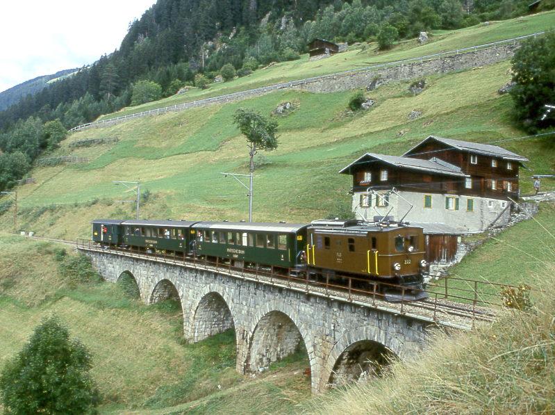 RhB Extrazug fr GRAUBNDEN TOURS 3238 von Disentis nach Landquart vom 30.08.1997 bei Compadials mit E-Lok-Oldtimer Ge 2/4 222 - B 2247 - B 2246 - D 4052I. Hinweis: Blick auf Bach da Cauns-Viadukt.