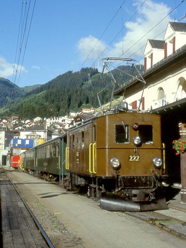 RhB Extrazug fr GRAUBNDEN TOURS 3238 von Disentis nach Landquart vom 30.08.1997 in Disentis mit E-Lok-Oldtimer Ge 2/4 222 - B 2247 - B 2246 - D 4052I. Hinweis: Fotofahrt seither letztmalig mit Extra-Personenzug von Disentis nach Landquart, da die Lok nur noch mit maximal V=30km/h verkehren darf. Groes Kompliment an die Betriebsleitung der RhB, die bereits um 4:00h die Lok solo in Landquart losschickte und dadurch die Strecke extra mit Personal besetzten mute! 