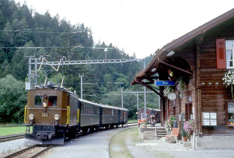 RhB Extrazug fr GRAUBNDEN TOURS 3238 von Disentis nach Landquart vom 30.08.1997 in Trin mit E-Lok-Oldtimer Ge 2/4 222 - B 2247 - B 2246 - D 4052I. Hinweis: mit Blick auf den wunderschnen Bahnhof Trin, tief unten in der Rheinschlucht Ruinaulta gelegen. Beim Bahnbau 1910 mute die RhB auf eigene Kosten eine etwa 12 % steile Strae zum ber 200m hher gelegenen Ort Trin bauen. Von diesen einmaligen Fotozug etwas mehr Bilder, die als Autobegleiter gar nicht mglich waren!