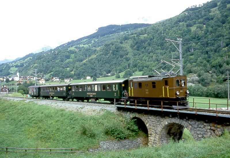 RhB Extrazug fr GRAUBNDEN TOURS 3238 von Disentis nach Landquart vom 30.08.1997 kurz nach Tavanasa mit E-Lok-Oldtimer Ge 2/4 222 - B 2247 - B 2246 - D 4052I. Hinweis: solche gemauerten Bogenbrcken waren Standart bei Weg- und Bachberfhrungen zur Bauzeit 1910/1911. 10 Jahre spter wre die Ausfhrung schon Betonbauweise aus Kostengrnden gewesen!