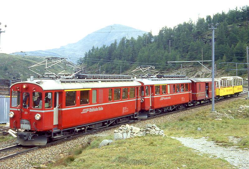 RhB Extrazug fr GRAUBNDEN TOURS 3925 von Pontresina nach Alp Grm am 30.08.1996 etwa 500m vor Alp Grm mit Oldtimer-Triebwagen ABe 4/4I 30 - ABe 4/4/ 34 - D 4035 - B 2097 - B 2093.
