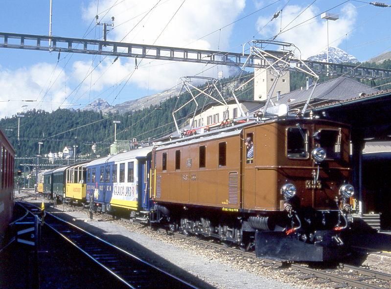 RhB Extrazug fr RHTIA INCOMING 3223 von St.Moritz nach Zernez am 09.09.1994 in St.Moritz mit Oldtimer-E-Lok Ge 4/6 353 - WRS 3821 - B 2096 - A 1102 - B 2060 - B 2091. Hinweis: einmaliger farbenprchtiger Fotozug!