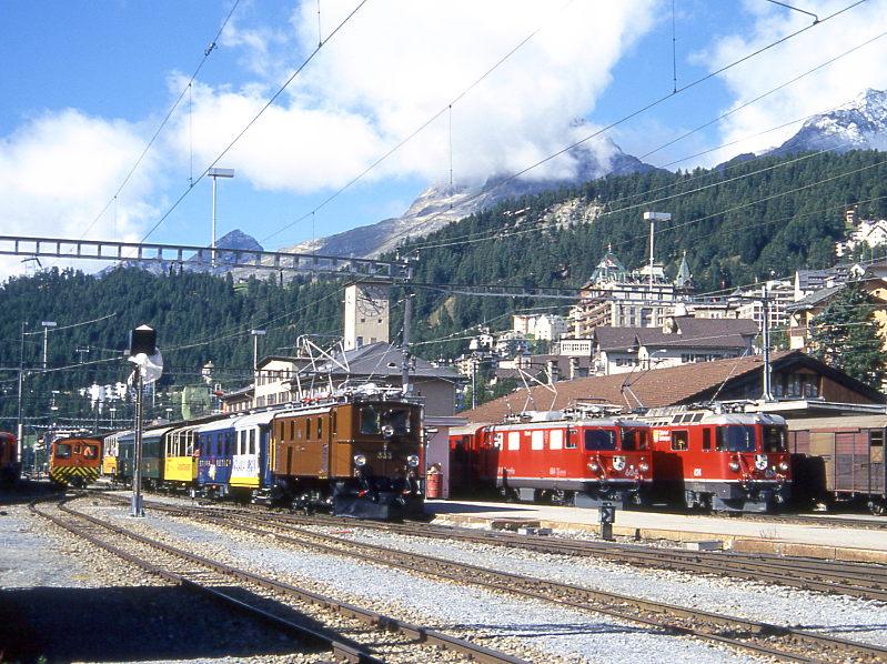 RhB Extrazug fr RHTIA INCOMING 3223 von St.Moritz nach Zernez am 09.09.1994 in St.Moritz mit Oldtimer-E-Lok Ge 4/6 353 - WRS 3821 - B 2096 - A 1102 - B 2060 - B 2091. Hinweis: alle Bahnsteiggleise mit Zge belegt, rechts steht noch Ge 4/4I 604 mit Regionalzug nach Scuol und Ge 4/4II 624 mit Schnellzug nach Chur.