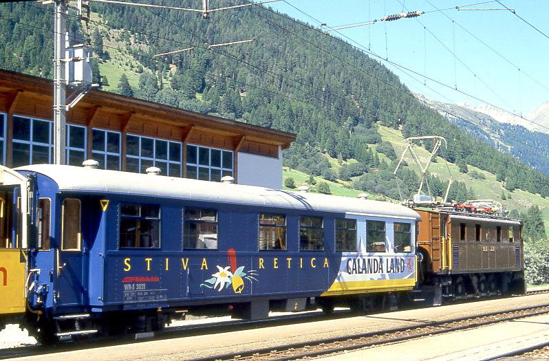 RhB EXTRAZUG fr RHTIA INCOMING 3227 von Zernez nach Scuol am 09.09.1994 in Zernez mit Oldtimer-E-Lok Ge 4/6 353 - WRS 3821 - B 2096 - A 1102 - B 2060 - B 2091. Hinweis: Blick auf den STIVA RETICA-Wagen (Bndner Stube aus Arvenholz), der hinter der Lok eingereiht ist.
