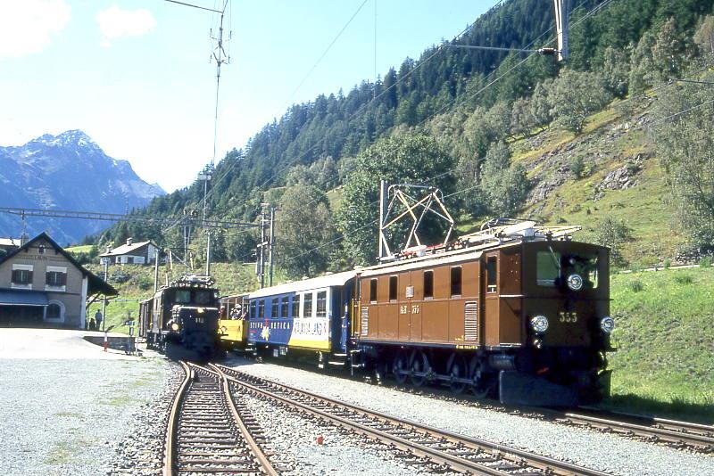 RhB EXTRAZUG fr RHTIA INCOMING 3227 von Zernez nach Scuol am 09.09.1994 in Lavin mit Oldtimer-E-Lok Ge 4/6 353 - WRS 3821 - B 2096 - A 1102 - B 2060 - B 2091 wird von planmigen GTERZUG 5237 mit Oldtimer-E-Lok Ge 6/6I 412 - Gbkv 5546 auf Gleis 1 berholt. 

