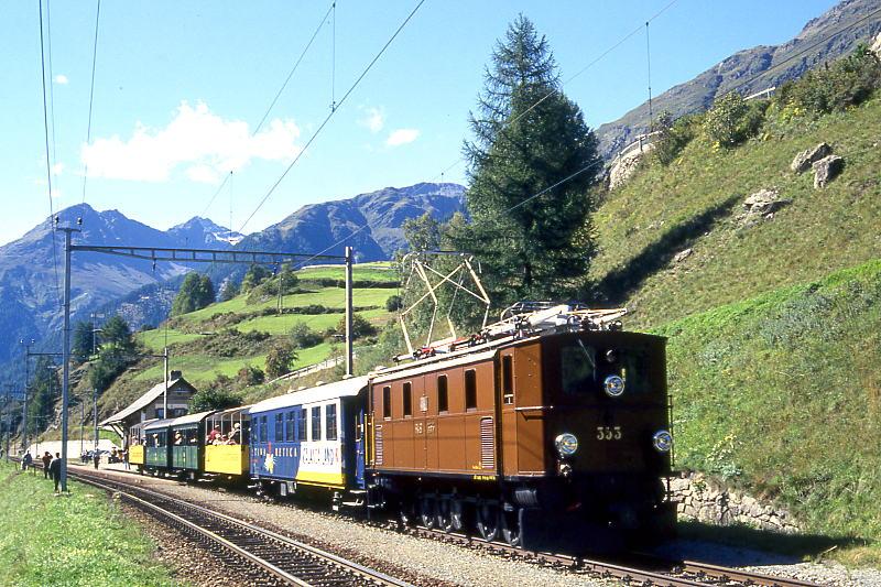 RhB EXTRAZUG fr RHTIA INCOMING 3227 von Zernez nach Scuol am 09.09.1994 in Guarda mit Oldtimer-E-Lok Ge 4/6 353 - WRS 3821 - B 2096 - A 1102 - B 2060 - B 2091.
