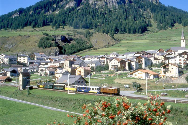 RhB EXTRAZUG fr RHTIA INCOMING 3227 von Zernez nach Scuol am 09.09.1994 in Ardez mit Oldtimer-E-Lok Ge 4/6 353 - WRS 3821 - B 2096 - A 1102 - B 2060 - B 2091.

