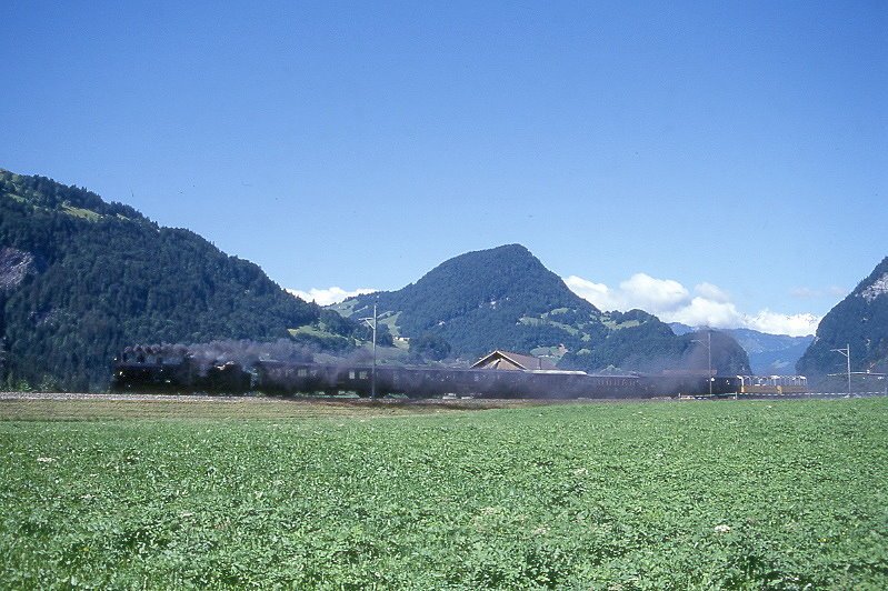 RhB Extrazug von Landquart nach Filisur am 04.07.1999 bei Foral zwischen Chur West und Felsberg mit E-Lok Ge 6/6 I 414 - B 2245 - B 2246 - B 2060 - C 2012 - D 4052II.
