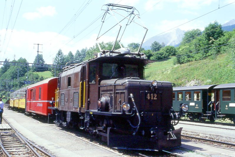 RhB Extrazug RAILRAIDER 3549 von Filisur nach Preda am 04.07.1999 in Filisur mit E-Lok Ge 6/6 I 412 - D 4217 - B 2093 - B 2091 - B 2097 - Sklv 8410. Hinweis: gescanntes Dia
