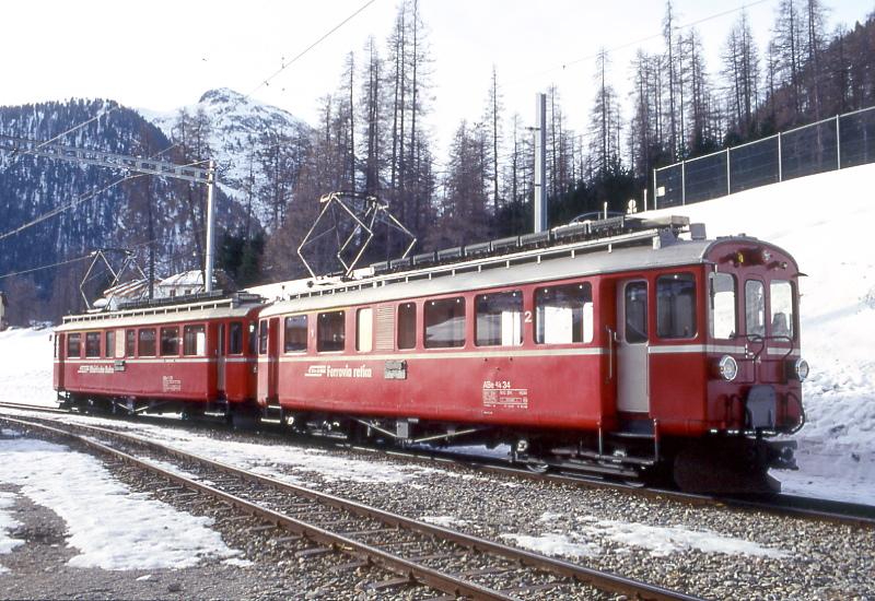 RhB Extrazugvorbereitung 3417 von Pontresina nach Ospizio Bernina am 21.02.1998 in Pontresina mit den Oldtimer-Triebwagen ABe 4/4I 31 - ABe 4/4 34. Hinweis: Triebwagen 34 noch in rot!
