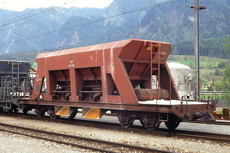 RhB - Fad 8701 am 06.06.1990 in Tiefencastel - Selbstentladewagen 4-achsig mit 1 offenen Plattform - Baujahr 1968 - JMR - Gewicht 13,82t - Zuladung 34,50t - LP 12,50m - zulssige Geschwindigkeit 65/B km/h - Lebenslauf: OS7t 8701 - 1969 Fad 8701 - 02/2004 Fac 8701
