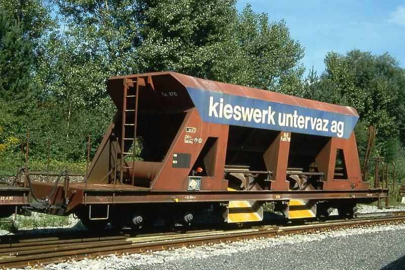 RhB - Fad 8711 am 10.08.1991 in Untervaz - Selbstentladewagen 4-achsig mit 1 offenen Plattform - Werbung: Kieswerk Untervaz AG - JMR - Gewicht 14,08t - Zuladung 34,50t - LP 12,50m - zulssige Geschwindigkeit Aufkleber 70/B km/h - 2=04.06.1991 - Lebenslauf: ex Fad 8711 - 02/2005 Fac 8711.
