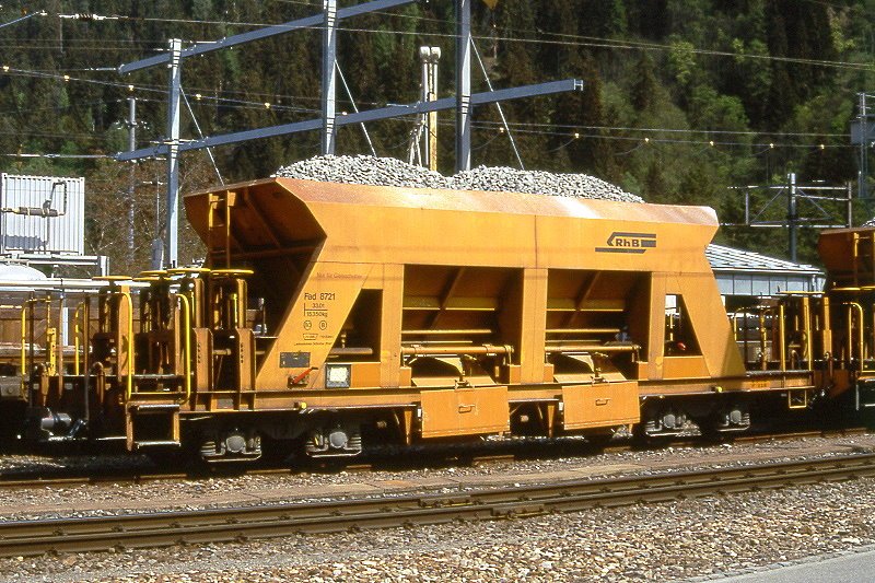 RhB - Fad 8721 am 10.05.1992 in Thusis - Selbstentlade-Schotterwagen 4-achsig mit 1 offenen Plattform - bernahme 27.04.1983 - JMR - Gewicht 15,35t - Zuladung 33,00t - LP 12,50m - zulssige Geschwindigkeit Aufkleber 80/B km/h - 2=06.03.1992 - Lebenslauf: ex Fad 8721 - 02/2004 Xac 9431.
