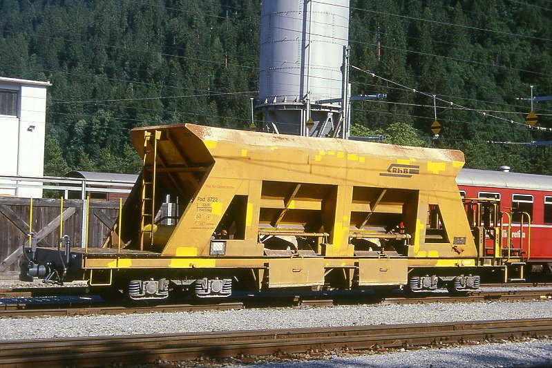 RhB - Fad 8722 am 23.08.2000 in Thusis - Selbstentlade-Schotterwagen 4-achsig mit 1 offenen Plattform - bernahme 09.05.1983 - JMR - Gewicht 15,45t - Zuladung 33,00t - LP 12,50m - zulssige Geschwindigkeit Aufkleber 80/B km/h - 2=13.05.2000 - Lebenslauf: ex Fad 8722 - 02/2004 Xac 9432.
