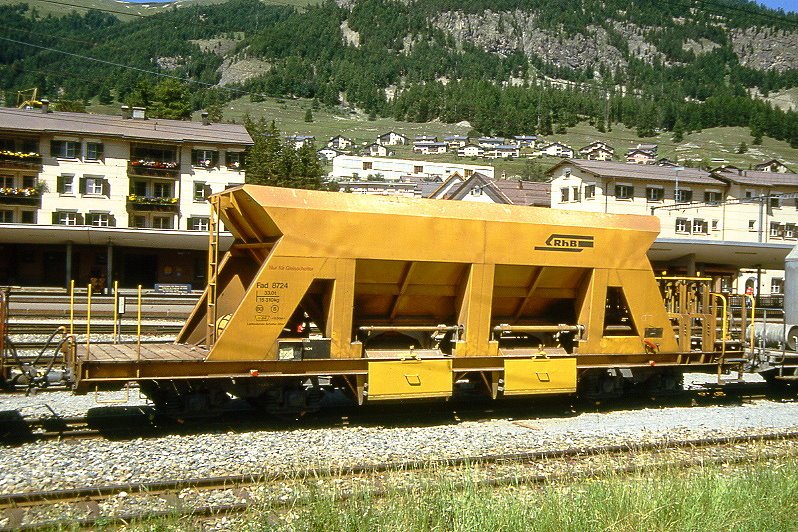 RhB - Fad 8724 am 13.08.1991 in Samedan - Selbstentlade-Schotterwagen 4-achsig mit 1 offenen Plattform - bernahme 09.05.1983 - JMR - Gewicht 15,31t - Zuladung 33,00t - LP 12,50m - zulssige Geschwindigkeit Aufkleber 80/B km/h - 2=25.03.1991 - Lebenslauf: ex Fad 8724 - 02/2004 Xac 9434.

