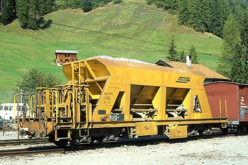 RhB - Fad 8725 am 03.10.1990 in Davos Glaris - Selbstentlade-Schotterwagen 4-achsig mit 1 offenen Plattform - bernahme 02.05.1983 - JMR - Gewicht 15,28t - Zuladung 33,00t - LP 12,50m - zulssige Geschwindigkeit Aufkleber 80/B km/h - Lebenslauf: ex Fad 8725 - 02/2004 Xac 9435.
