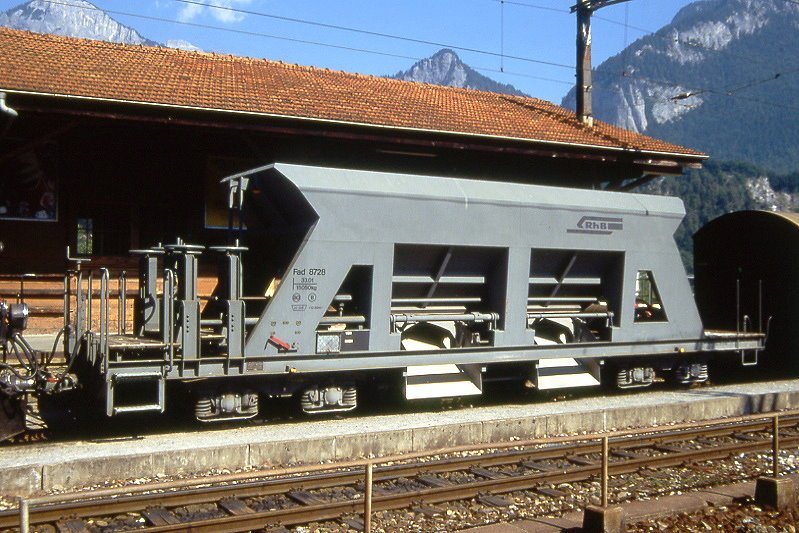 RhB - Fad 8728 am 22.08.1991 in Reichenau - Selbstentlade-Schotterwagen 4-achsig mit 1 offenen Plattform - bernahme 27.01.1988 - JMR - Gewicht 15,05t - Zuladung 33,00t - LP 12,50m - zulssige Geschwindigkeit 80/B km/h - Lebenslauf: ex Fad 8728 - 02/2004 Fac 8728.
