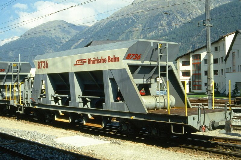 RhB - Fad 8736 am 07.09.1994 in Samedan - Selbstentlade-Schotterwagen 4-achsig mit 1 offenen Plattform - bernahme 09.1993 - JMR - Gewicht 15,18t - Zuladung 33,00t - LP 12,50m - zulssige Geschwindigkeit 80/B km/h - Logo RhB in deutsch auf weien Untergrund - Lebenslauf: ex Fad 8736 - 02/2004 Fac 8736.
