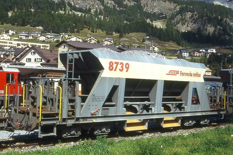 RhB - Fad 8739 am 04.09.1996 in Samedan - Selbstentlade-Schotterwagen 4-achsig mit 1 offenen Plattform - bernahme 12.10.1993 - JMR - Gewicht 15,36t - Zuladung 33,00t - LP 12,50m - zulssige Geschwindigkeit 80/B km/h - Logo RhB in italienisch auf weien Untergrund - Lebenslauf: ex Fad 8739 - 02/2004 Fac 8739.
