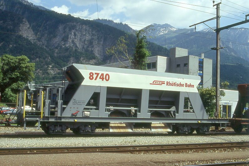 RhB - Fad 8740 am 26.06.1995 in Untervaz - Selbstentlade-Schotterwagen 4-achsig mit 1 offenen Plattform - bernahme 12.10.1993 - JMR - Gewicht 15,37t - Zuladung 33,00t - LP 12,50m - zulssige Geschwindigkeit 80/B km/h - Logo RhB in italienisch auf weien Untergrund - Lebenslauf: ex Fad 8740 - 02/2004 Fac 8740.
