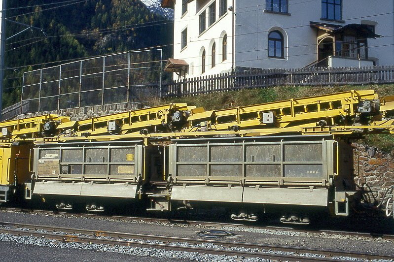 RhB - Fau 8752 am 13.10.1999 in Susch - Altschotter-Selbstentladwagen mit Kippvorrichtung, 2 Kippmulden und Schienenzangen fr Altschotter mit Frderband 4-achsig mit 1 offenen Plattform - bernahme 04.09.1978 - JMR - Gewicht oF 19,41t - Zuladung 29,00t - Gewicht mF 22,10t - Zuladung 26,00t - LP 11,90m - zulssige Geschwindigkeit 80/B km/h - 2=27.01.1994 - Lebenslauf: ex Fau 8752 - 07/2003 Xa-u 9442 - ? Mller AG Xa-u 9442.
