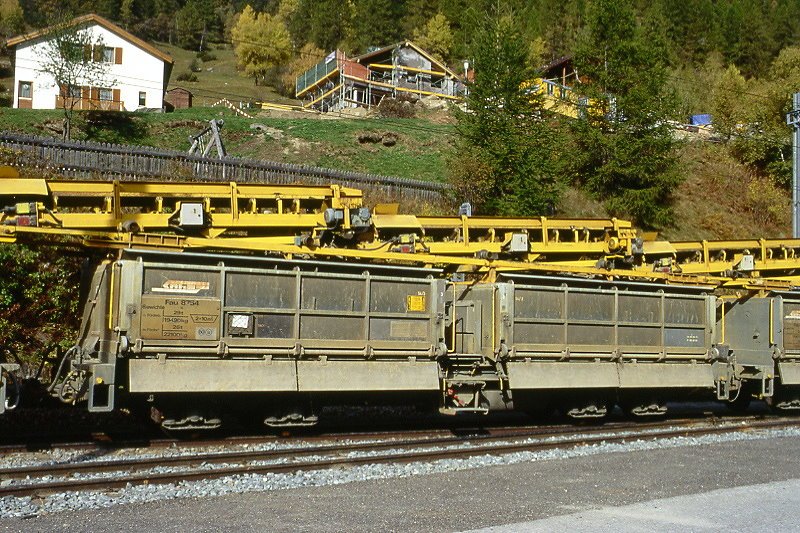 RhB - Fau 8754 am 13.10.1999 in Susch - Altschotter-Selbstentladwagen mit Kippvorrichtung, 2 Kippmulden und Schienenzangen fr Altschotter mit Frderband 4-achsig mit 1 offenen Plattform - bernahme 08.09.1978 - JMR - Gewicht oF 19,08t - Zuladung 29,00t - Gewicht mF 22,10t - Zuladung 26,00t - LP 11,90m - zulssige Geschwindigkeit 80/B km/h - 2=09.05.1994 - Lebenslauf: ex Fau 8754 - 07/2003 Xa-u 9444 - ? Mller AG Xa-u 9444.
