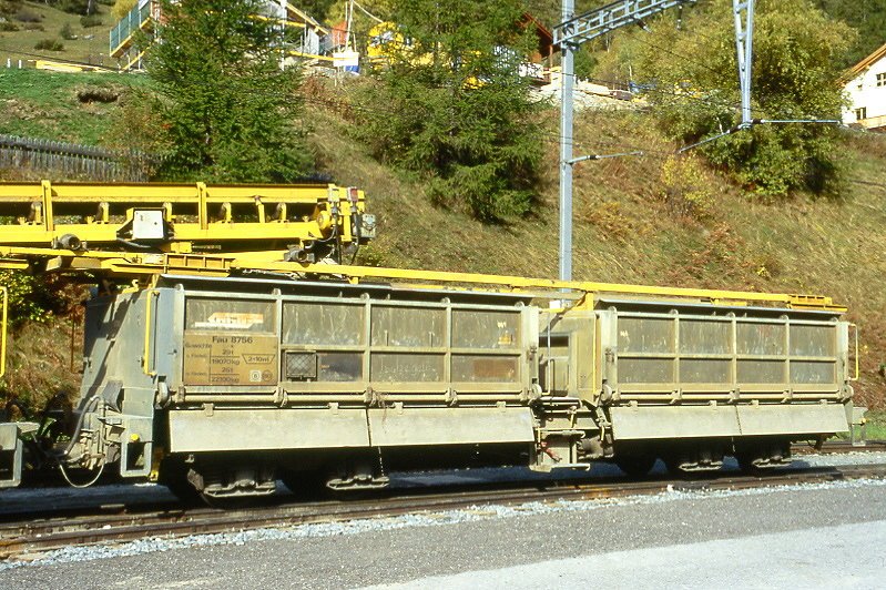 RhB - Fau 8756 am 13.10.1999 in Susch - Altschotter-Selbstentladwagen mit Kippvorrichtung, 2 Kippmulden und Schienenzangen fr Altschotter mit Frderband 4-achsig mit 1 offenen Plattform - bernahme 15.09.1978 - JMR - Gewicht oF 19,07t - Zuladung 29,00t - Gewicht mF 22,10t - Zuladung 26,00t - LP 11,90m - zulssige Geschwindigkeit B/80 km/h - =04.09.1978 - Lebenslauf: ex Fau 8756 - 07/2003 Xa-u 9446 Xa-u 9445.
