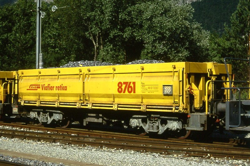 RhB - Fau 8761 am 07.06.1993 in Untervaz - Selbstentladwagen mit Kippvorrichtung, Einmuldenkipper 4-achsig mit 1 offenen Plattform - bernahme 07.05.1991 - NEVAG - Gewicht 21,29t - Zuladung 34,00t - LP 10,44m - zulssige Geschwindigkeit 80/B km/h- Logo RhB in rhtoromanisch.
