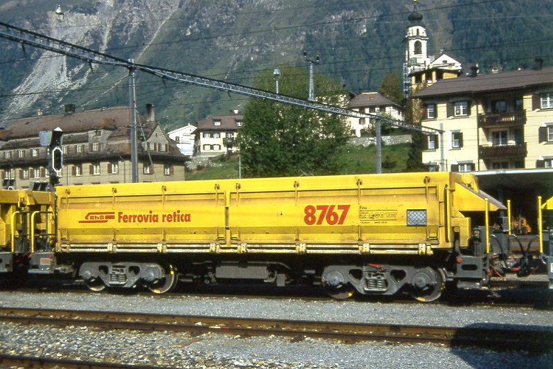 RhB - Fau 8767 am 30.05.1993 in Samedan - Selbstentladwagen mit Kippvorrichtung, Einmuldenkipper 4-achsig mit 1 offenen Plattform - bernahme 05.08.1991 - NEVAG - Gewicht 21,42t - Zuladung 34,00t - LP 10,44m - zulssige Geschwindigkeit 80/B km/h - Logo RhB in italienisch.
